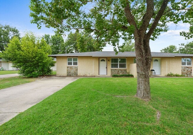 Building Photo - Now available in Lynn Haven, great location