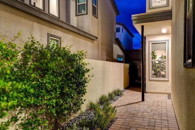 Building Photo - Luxury Fully Furnished Designer Home in Inspirada!