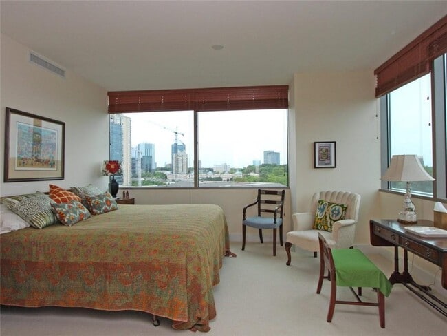 Building Photo - 700 Park Regency Pl NE