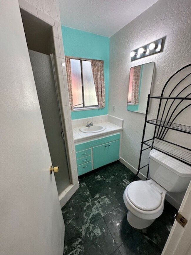 Building Photo - Single level home w/ 3Bd and 2 Ba! Availab...
