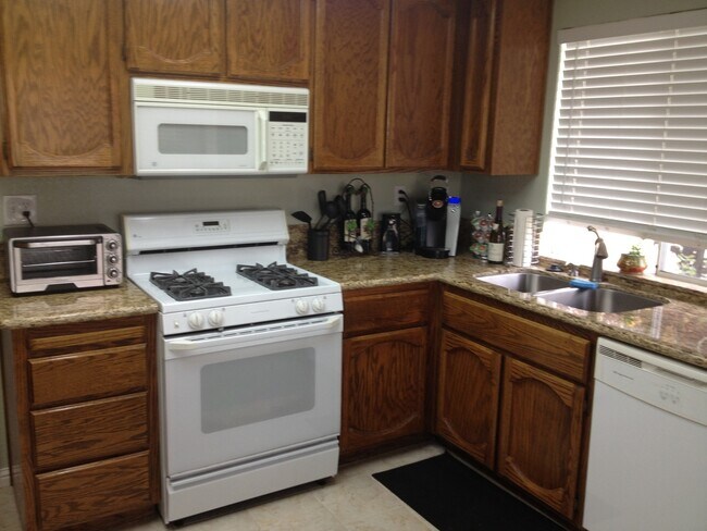 Building Photo - 1421 Everett Way