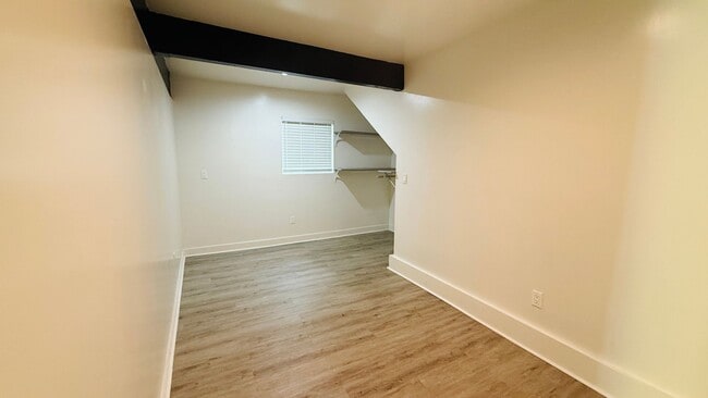 Building Photo - Private and quiet 1-bedroom. In-unit laundry!