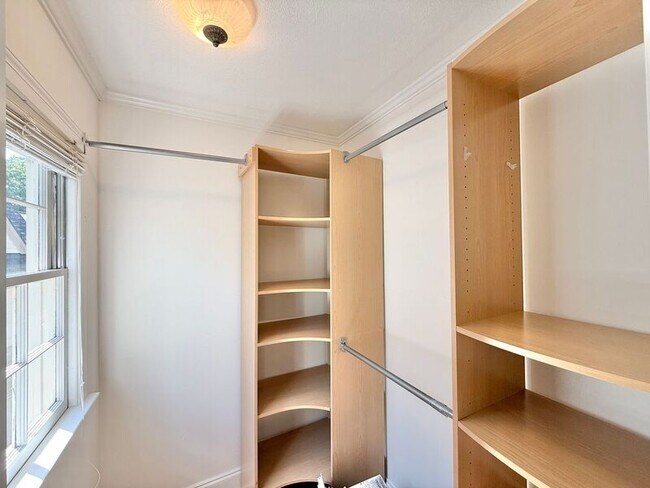 Building Photo - 1402 Hedgelawn Way