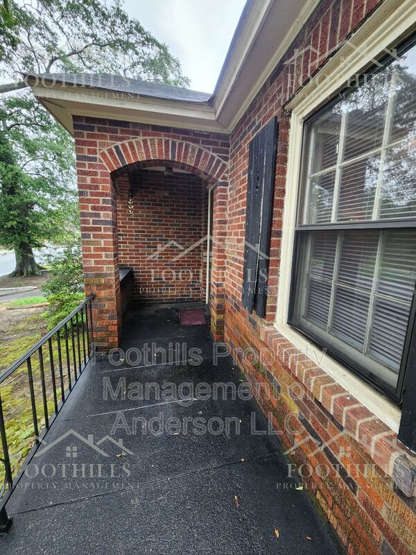 Building Photo - 1704 Park Dr