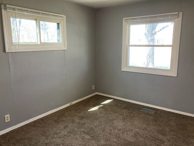 Building Photo - Cute 2 bed 1 bath!