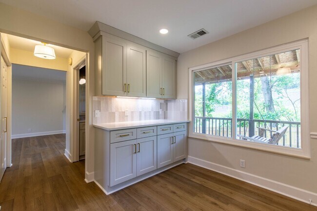 Building Photo - Charming Cul-de-Sac Home with Porch Swing & Wooded Views – 15 Mins from Nashville!