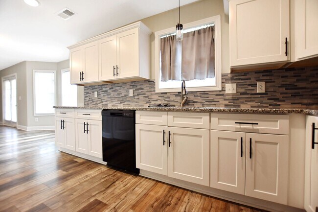 Building Photo - Pet Friendly Four Bedroom!