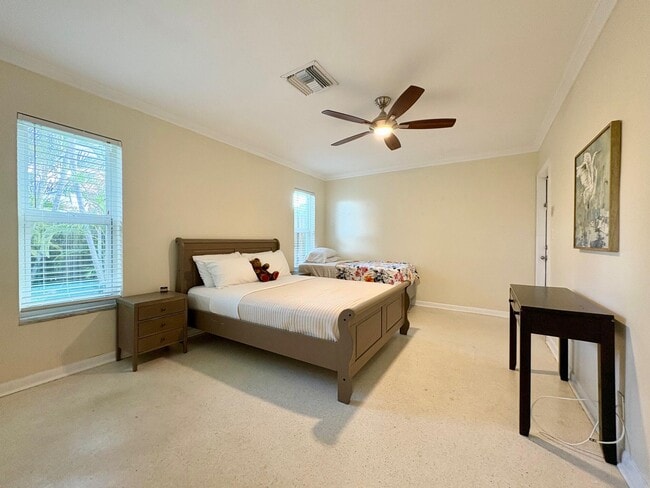 Building Photo - 999 SE 6th Terrace