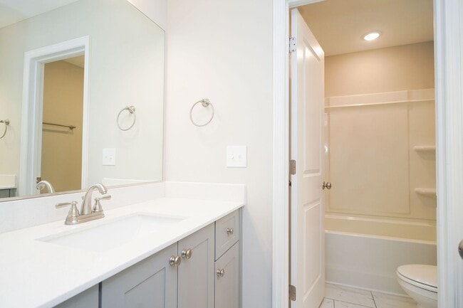 Building Photo - Beautiful 5 / 3 home in John's Landing!  Ask about our 2-year lease promotion!