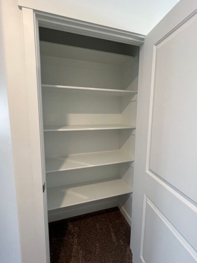 Building Photo - Beautiful Modern Townhome