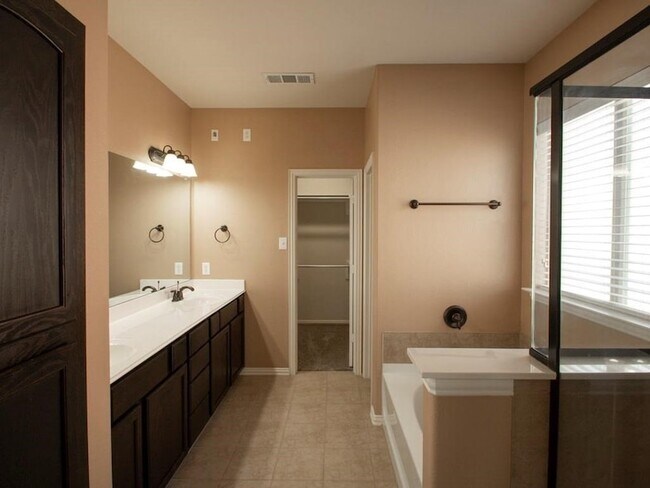 Building Photo - 417 Hackberry Dr