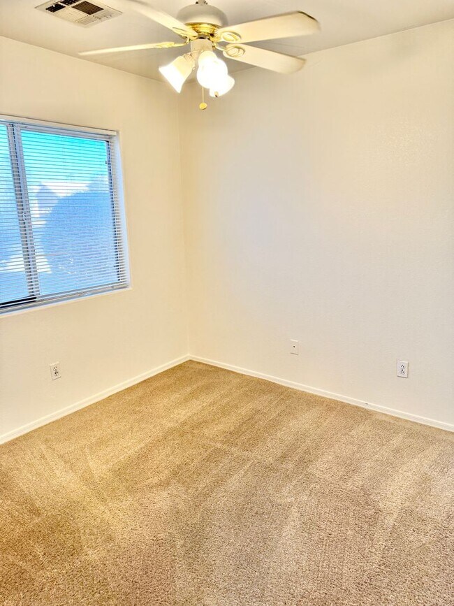 Building Photo - 3 Bedroom 2 Bath Single Level Home In Peor...