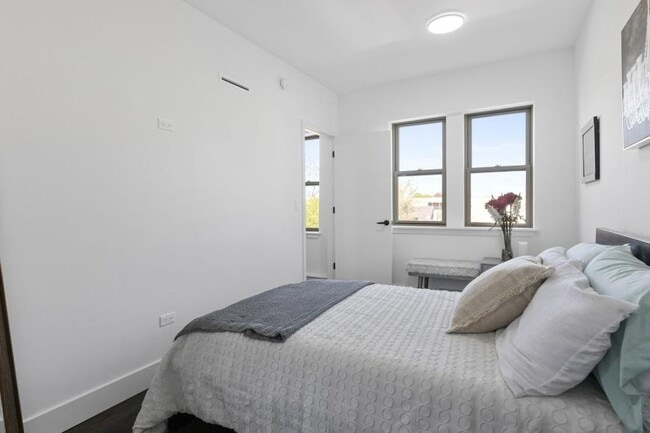 Building Photo - 0 bedroom in Chicago IL 60660