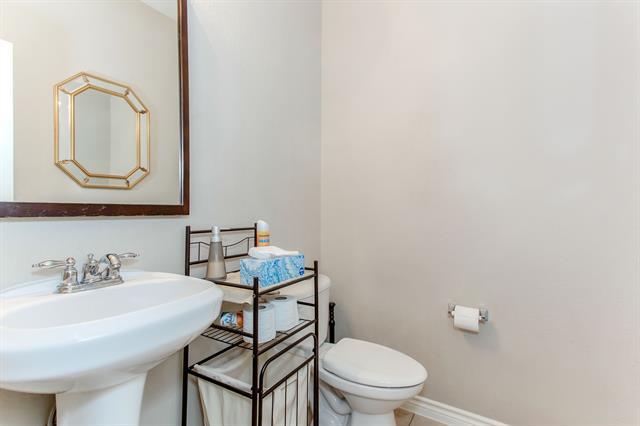 Building Photo - 720 Hardwood Dr