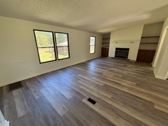 Building Photo - FOR RENT