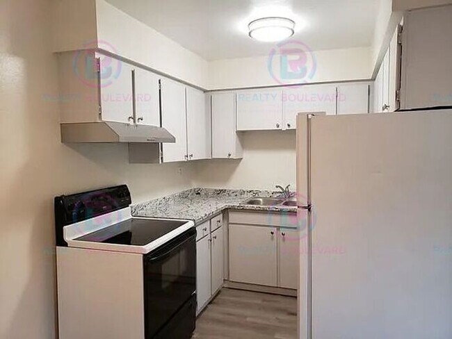 Building Photo - Spacious 2 Bed, 2 Bath Apartment with Private Patio