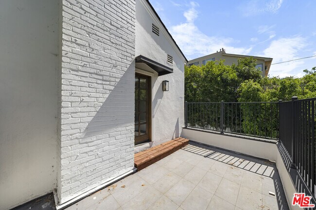 Building Photo - 1722 N Vista St