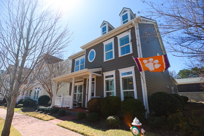 Building Photo - 504 Village Walk Ln