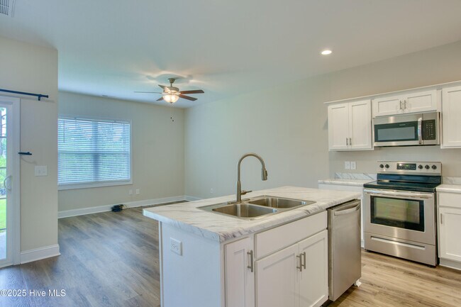 Building Photo - 329 S Stingray Ln