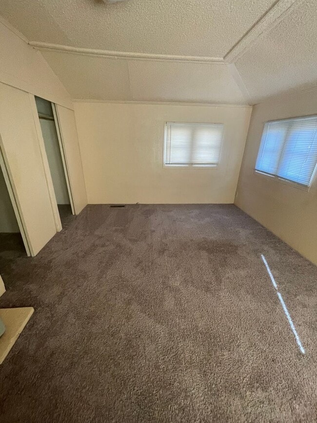 Building Photo - Three Bedroom, One Bathroom House with Fen...