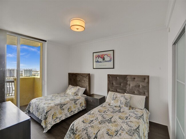 Building Photo - 17875 Collins Ave