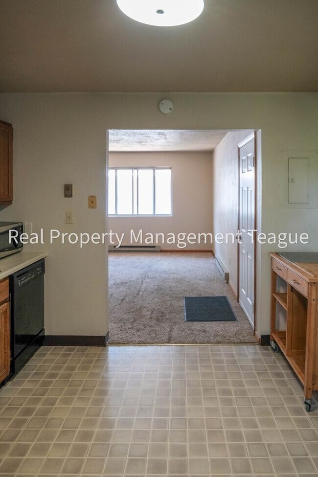 Building Photo - Pine Lane 32 B