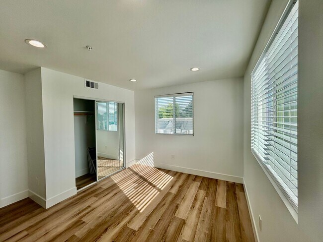 Building Photo - NewB La T 8418