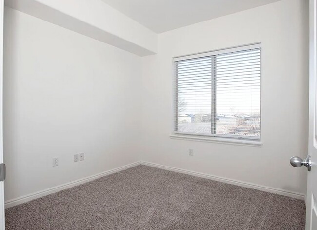 Building Photo - Wonderful Sandy Condo Near Hale Center The...