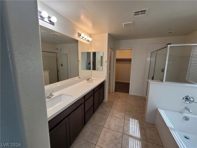 Building Photo - 2409 W Gilmore Ave