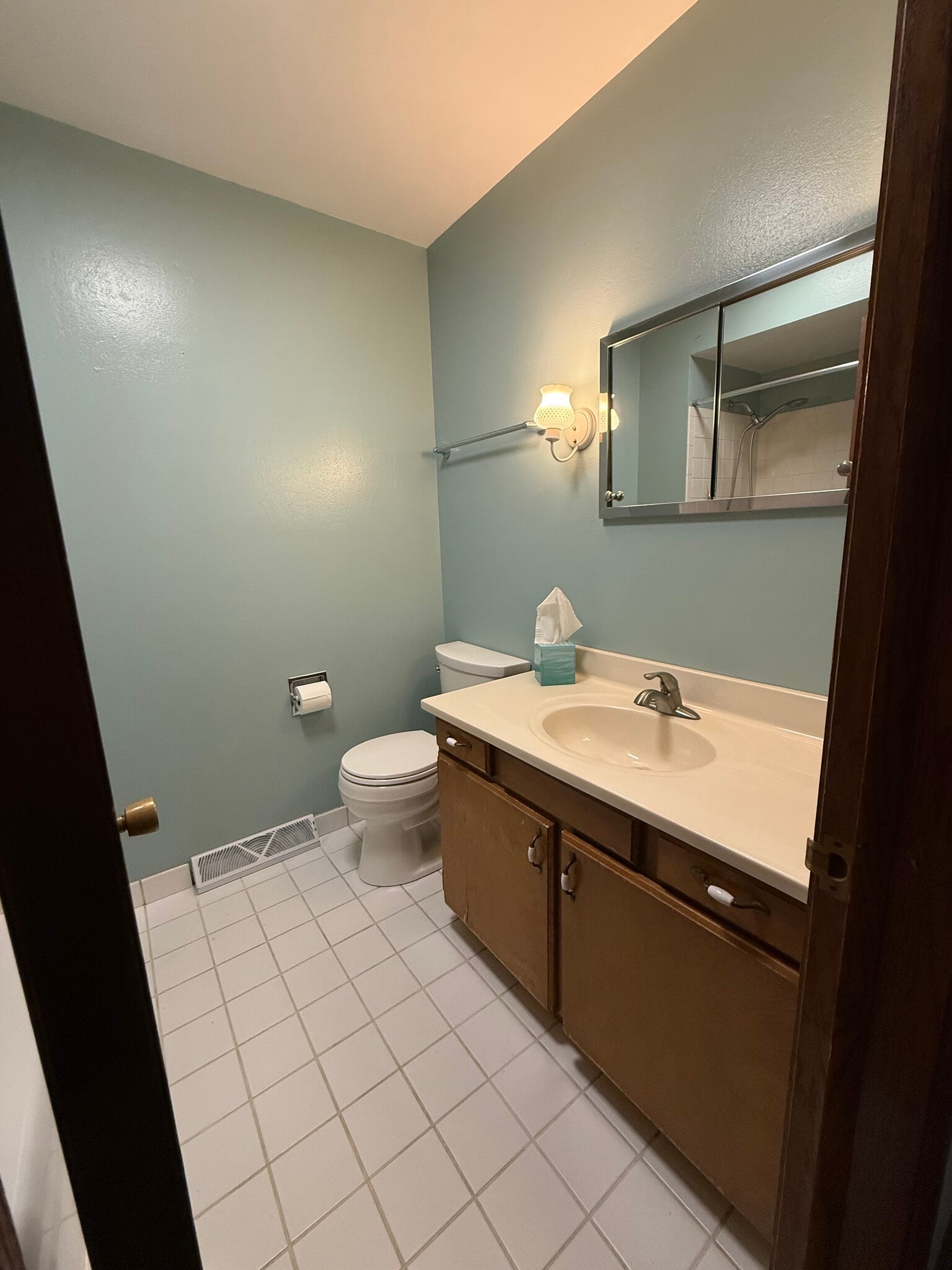 Full Bathroom - 485 Hillcrest Rd