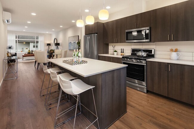 Building Photo - 4Bd/3.5Ba Shoreline Townhome