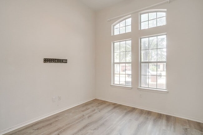 Building Photo - 1512 Clover Ln