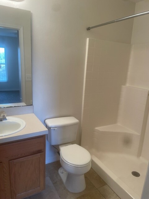 Main bath - 616 S Grand Hwy