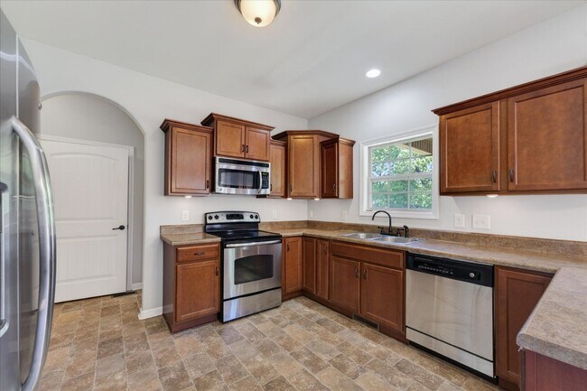 Building Photo - Pet Friendly Three Bedroom!