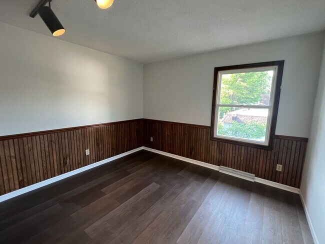 Building Photo - 2026-2028 Lindbergh