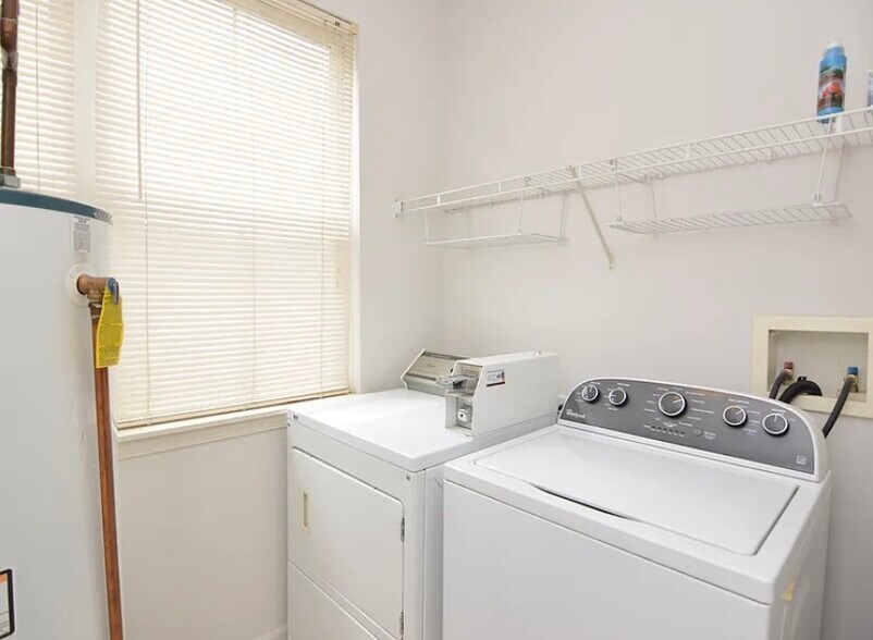 Building Photo - 4756 N Lamon Ave