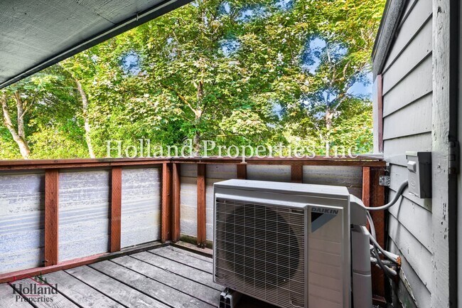 Building Photo - 8747 SW Brightfield Cir