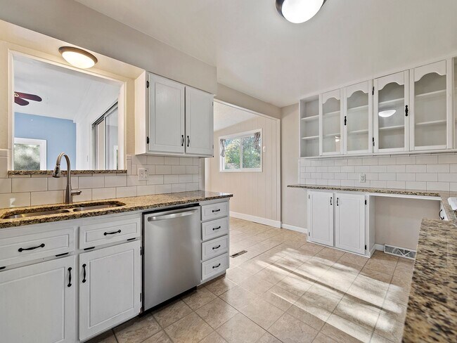 Building Photo - Amazing 4 Bed 2 Bath Home- Fort Collins, CO!