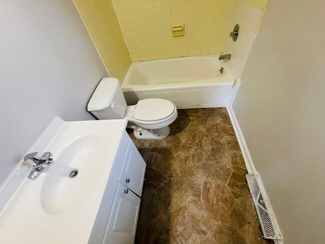 Building Photo - Spacious 3bd /2 ba house