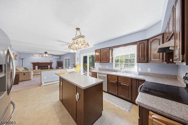 Building Photo - 2057 Lakeside Dr W