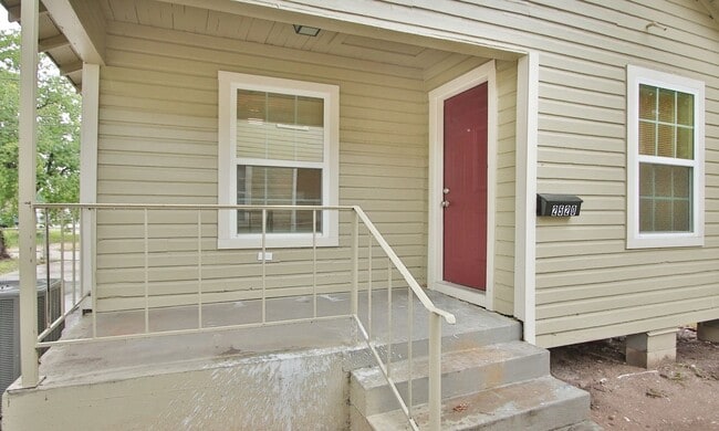 Building Photo - 2 bed 1 bath row house on corner lot in 77004!
