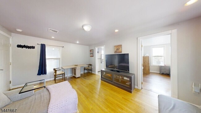 Building Photo - 408 Forest St