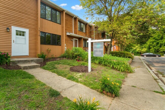 Building Photo - Broadneck Schools! Updated 3 Bedroom 3 Lev...