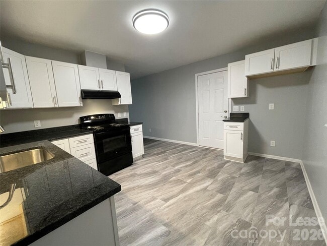 Building Photo - 2815 Ravencroft Dr