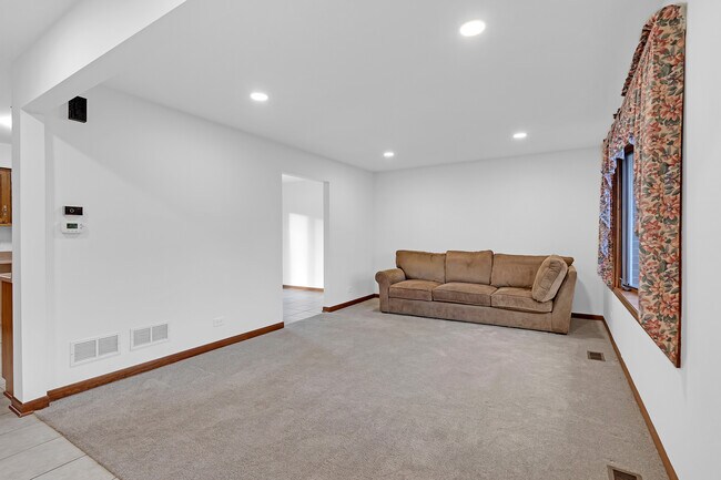 Building Photo - 1N280 Morse St