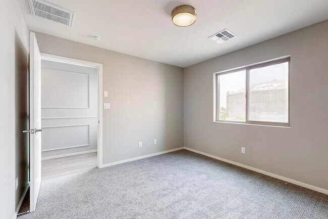 Building Photo - New Townhouse NE Heights 2/bedroom 1.5/bath 1/CG