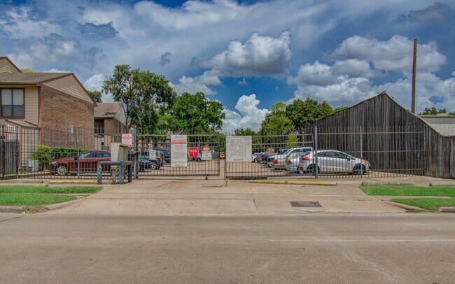 Building Photo - 9000 Bissonnet St