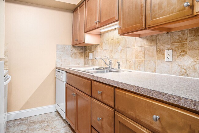 Building Photo - Almont Terrace - 730