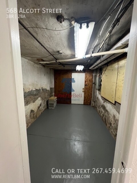 Building Photo - 568 Alcott St