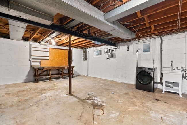 Building Photo - 4 Bed 3 Bath - Takoma Park Split Level - Move In Ready